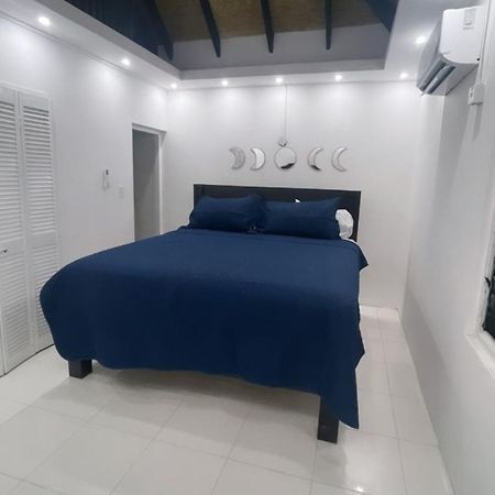 Queens Palace -Montego Bay Airport Suite Buitenkant foto