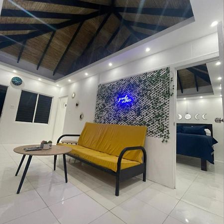 Queens Palace -Montego Bay Airport Suite Buitenkant foto