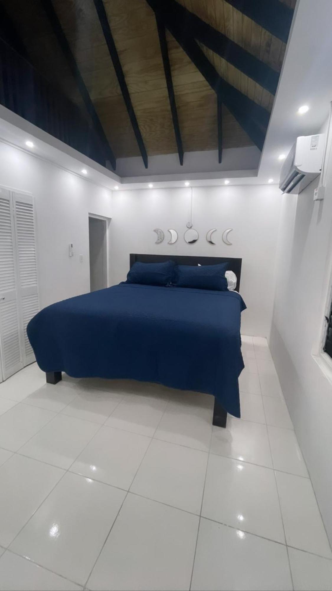 Queens Palace -Montego Bay Airport Suite Buitenkant foto